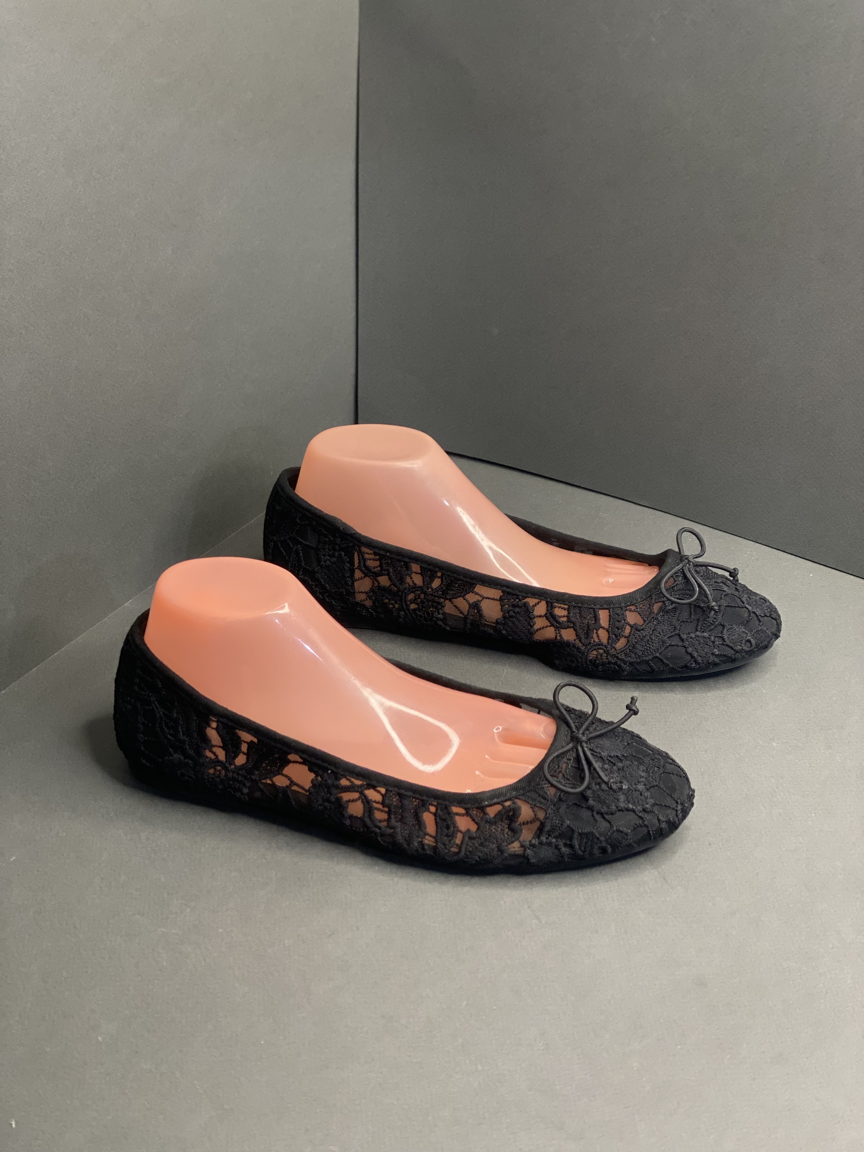 کفش عروسکی گلدوخت مشکی انگلیسی